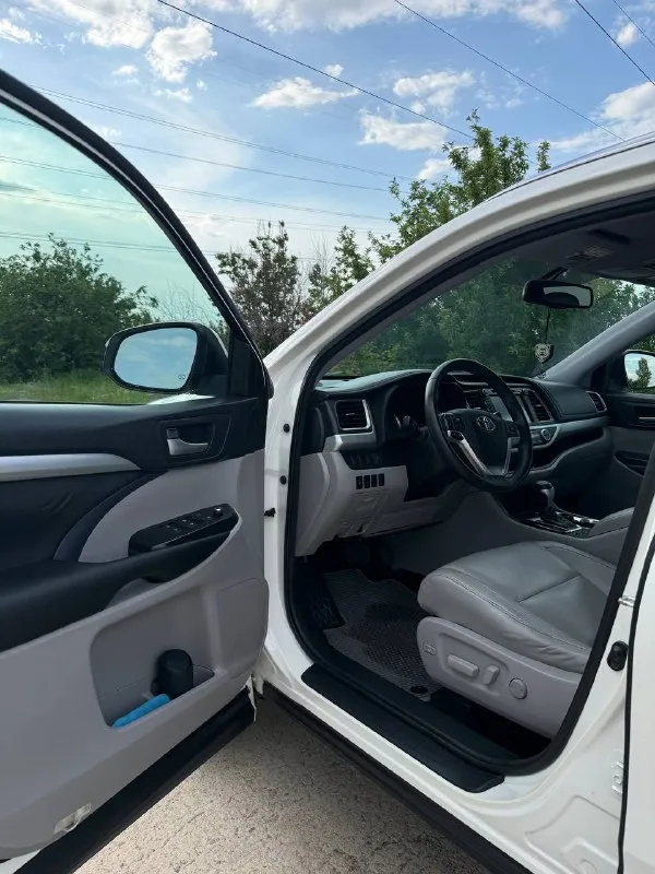 Продам toyota highlander!
Год: 2015
Двигатель: 2gr-fe 3,5 v6 249 л. С.
Акпп-6 aisin
Пробег: 227000 км
Цена: 2 900 000

Авто полностью обслужен и во вложениях не нуждается.
Два комплекта резины
По имеющимся вопросам пишите в л. С. Или по тел. +7(949)387-32-75 - фотография - 6