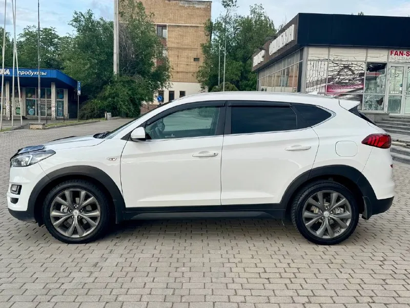🔥 hyundai tucson официал restailing 2018 год двигатель 2.0 бензин коробка автомат awd (полный привод ) авто в отличном состоянии, абсолютно не какого вложения не требует, в дтп не участвовал весь в заводском окрасе !!! с документами все в порядке продажа с полным переоформлением в мрэо ! г. донецк цена 🔥 1.850.000 🔥 (возможно в кредит ) звоните остальное по тел. +79495210885 - фотография - 2
