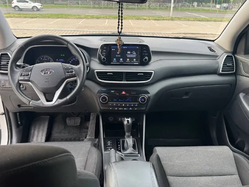 🔥 hyundai tucson официал restailing 2018 год двигатель 2.0 бензин коробка автомат awd (полный привод ) авто в отличном состоянии, абсолютно не какого вложения не требует, в дтп не участвовал весь в заводском окрасе !!! с документами все в порядке продажа с полным переоформлением в мрэо ! г. донецк цена 🔥 1.850.000 🔥 (возможно в кредит ) звоните остальное по тел. +79495210885 - фотография - 9