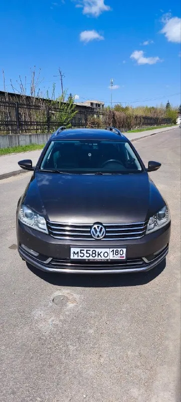 🚗продам машину volkswagen passat b7 2012 год. 🚗 ✅я собственник, юр. чистая, 2 ключа. 🔥двигатель 1.8, очень бодрый. ✅пробег 280тыс. км. ✅расходники все поменяны масла, фильтра. ничего не гремит не стучит. была произведена замена сцепления и полное обслуживание мехатроника. ✅кожаный салон в идеальном состоянии. ✅практически новая зимняя резина, отдам в придачу. ✅хороший линзованный свет. ✅подогрев зеркал, передних сидений, заднего стекла, переднего стекла, двухзонный климат, парктроники, датчик дождя, датчик света, эл. регулировка: зеркал, сиденья. ✅машина сел поехал, ничего делать не нужно. ✅ 💶цена 1 200 000 тыс. руб. 💶 📞📲звонить феникс/телеграмм/макс. +79493272818 📞 звоните: +7(949)3272818 - фотография - 1