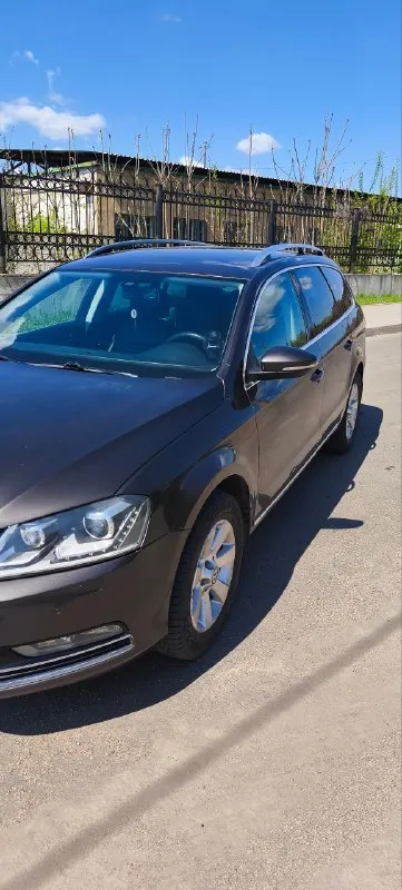 🚗продам машину volkswagen passat b7 2012 год. 🚗 ✅я собственник, юр. чистая, 2 ключа. 🔥двигатель 1.8, очень бодрый. ✅пробег 280тыс. км. ✅расходники все поменяны масла, фильтра. ничего не гремит не стучит. была произведена замена сцепления и полное обслуживание мехатроника. ✅кожаный салон в идеальном состоянии. ✅практически новая зимняя резина, отдам в придачу. ✅хороший линзованный свет. ✅подогрев зеркал, передних сидений, заднего стекла, переднего стекла, двухзонный климат, парктроники, датчик дождя, датчик света, эл. регулировка: зеркал, сиденья. ✅машина сел поехал, ничего делать не нужно. ✅ 💶цена 1 200 000 тыс. руб. 💶 📞📲звонить феникс/телеграмм/макс. +79493272818 📞 звоните: +7(949)3272818 - фотография - 2