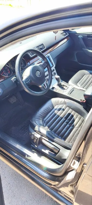 🚗продам машину volkswagen passat b7 2012 год. 🚗 ✅я собственник, юр. чистая, 2 ключа. 🔥двигатель 1.8, очень бодрый. ✅пробег 280тыс. км. ✅расходники все поменяны масла, фильтра. ничего не гремит не стучит. была произведена замена сцепления и полное обслуживание мехатроника. ✅кожаный салон в идеальном состоянии. ✅практически новая зимняя резина, отдам в придачу. ✅хороший линзованный свет. ✅подогрев зеркал, передних сидений, заднего стекла, переднего стекла, двухзонный климат, парктроники, датчик дождя, датчик света, эл. регулировка: зеркал, сиденья. ✅машина сел поехал, ничего делать не нужно. ✅ 💶цена 1 200 000 тыс. руб. 💶 📞📲звонить феникс/телеграмм/макс. +79493272818 📞 звоните: +7(949)3272818 - фотография - 5