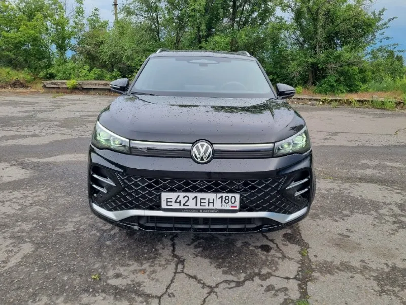 Volkswagen tiguan 2.0 tsi сборка ноябрь 2024г выехала из салона в апреле 2025г недавно сделано второе то(2к км назад) полная комлпектация r-line на 220 л. с на мокрой dsg пробег 16 500 км 2 ключа сигнализация starline полностью в броне(кроме боковых стекол) массаж, датчики дождя/света, автопилот, память сидений, вентиляция, проекция, камеры 360 и т. д цена 4 350 000 рублей +7 949 508 86 43 +7 949 984 89 14 📞 звоните: +7(949)5088643 - фотография - 1