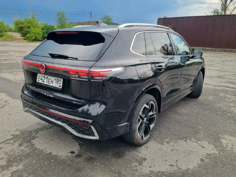 Volkswagen tiguan 2.0 tsi сборка ноябрь 2024г выехала из салона в апреле 2025г недавно сделано второе то(2к км назад) полная комлпектация r-line на 220 л. с на мокрой dsg пробег 16 500 км 2 ключа сигнализация starline полностью в броне(кроме боковых стекол) массаж, датчики дождя/света, автопилот, память сидений, вентиляция, проекция, камеры 360 и т. д цена 4 350 000 рублей +7 949 508 86 43 +7 949 984 89 14 📞 звоните: +7(949)5088643 - фотография - 2