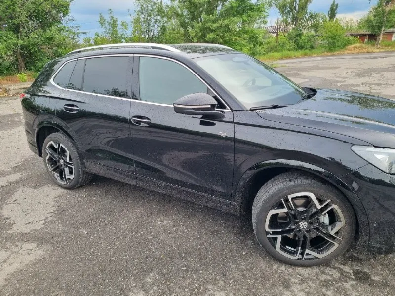 Volkswagen tiguan 2.0 tsi сборка ноябрь 2024г выехала из салона в апреле 2025г недавно сделано второе то(2к км назад) полная комлпектация r-line на 220 л. с на мокрой dsg пробег 16 500 км 2 ключа сигнализация starline полностью в броне(кроме боковых стекол) массаж, датчики дождя/света, автопилот, память сидений, вентиляция, проекция, камеры 360 и т. д цена 4 350 000 рублей +7 949 508 86 43 +7 949 984 89 14 📞 звоните: +7(949)5088643 - фотография - 3