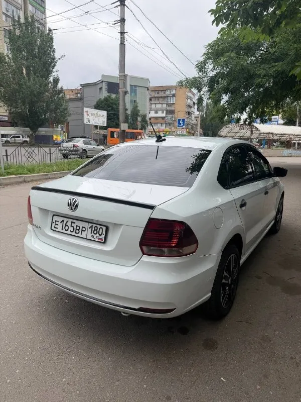 Продам поло седан 2019 года выпуска. мотор 1.6 с родным пробегом 193 т. км. масло от замены до замены не жрет ни грамма. кпп механика работает отлично. ходовая не гремит, не стучит. по кузову без гнили и ржавчины. хорошая комплектация - кондиционер ( рабочий) - гур - абс - эл. стеклоподъемники - хорошая музыка с планшетом - сигнализация с автозапуском 2 комплекта ключей машина в очень достойном состоянии, сел поехал без вложений осмотр г. макеевка +79498434706 цена 870 т. руб торг у капота 📞 звоните: +7(949)8434706 - фотография - 2