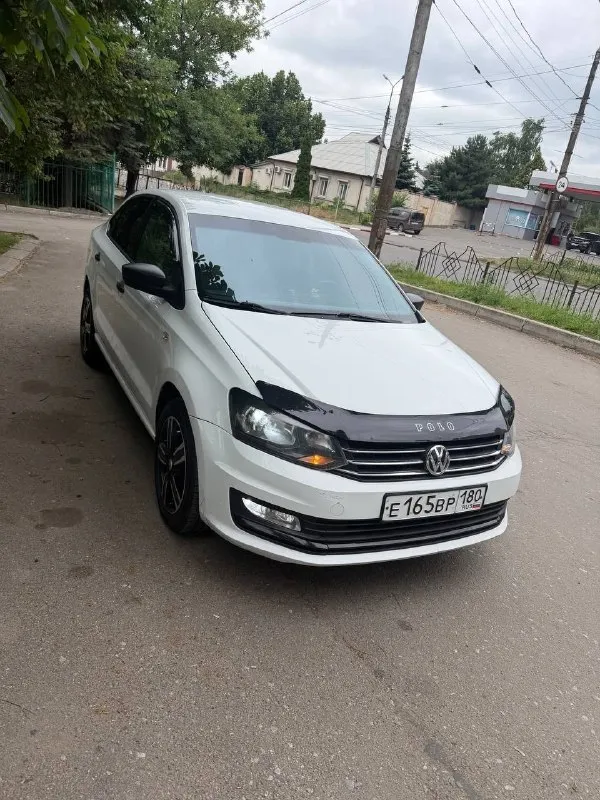 Продам поло седан 2019 года выпуска. мотор 1.6 с родным пробегом 193 т. км. масло от замены до замены не жрет ни грамма. кпп механика работает отлично. ходовая не гремит, не стучит. по кузову без гнили и ржавчины. хорошая комплектация - кондиционер ( рабочий) - гур - абс - эл. стеклоподъемники - хорошая музыка с планшетом - сигнализация с автозапуском 2 комплекта ключей машина в очень достойном состоянии, сел поехал без вложений осмотр г. макеевка +79498434706 цена 870 т. руб торг у капота 📞 звоните: +7(949)8434706 - фотография - 4
