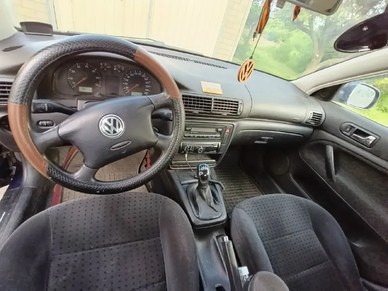 Автор: продаётся volkswagen passat b5 донецк/моспино +7 (949) 304-45-98 500 000 руб. 2000г. 1.8 атмосферный двигатель. бензин/газ. газ и прицепное вписаны в документы. учет рф. второй хозяин. состояние 4/5. два комплекта колес (литье и штампы с резиной) и полноразмерная запаска. родной знак аварийки! есть моменты по кузову но без гнили. капот и бампер оригинальные но меняные. родной капот в наличии. стоят линзованые фары с led лампами (не bi led модули), второй комплекс оригинаых фар в комплекте. климат контроль и круиз контроль работают. по двигателю и коробке вопросов нет, все работает без нареканий. машина в одних руках с 2017 года (была пригнана из германии. там был один хозяин и я второй. есть документы с момента покупки ее в 2000 году первым хозяином и вся ее история до момента покупки мной). обслужена для себя. есть сервисная книжка где расписаны все работы с 2017 года. стоят новые колонки. в комплекте набор для перехода на 2-din. по всем вопросам звоните ил 📞 звоните: +7(949)3044598 - фотография - 4
