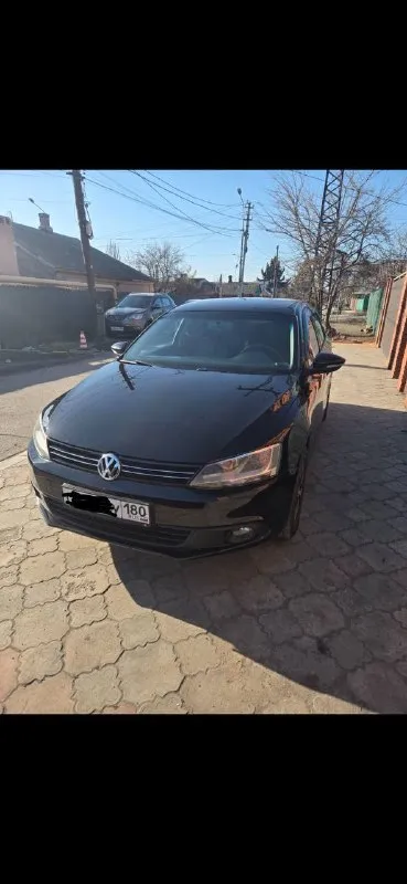 Продается отличный автомобиль volkswagen jetta 2014 год, рестайлинг 6, двигатель 1,6 коробка автомат. пробег 180 т. 1.300не большой торг на месте. в родной краске, все в отличном состоянии, машина ухожена во всем, кожаный салон, кондиционер, оригинал птс, оформлена на 180 регион. продажа срочная. авто в мариуполе обращаться по телефону +79499717706 +79496355191 📞 звоните: +7(949)9717706 - фотография - 1