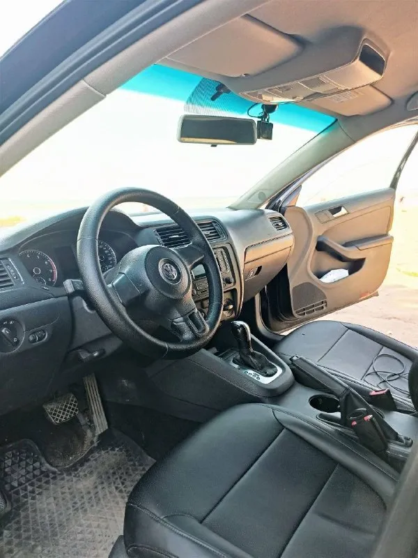 Продается отличный автомобиль volkswagen jetta 2014 год, рестайлинг 6, двигатель 1,6 коробка автомат. пробег 180 т. 1.300не большой торг на месте. в родной краске, все в отличном состоянии, машина ухожена во всем, кожаный салон, кондиционер, оригинал птс, оформлена на 180 регион. продажа срочная. авто в мариуполе обращаться по телефону +79499717706 +79496355191 📞 звоните: +7(949)9717706 - фотография - 2