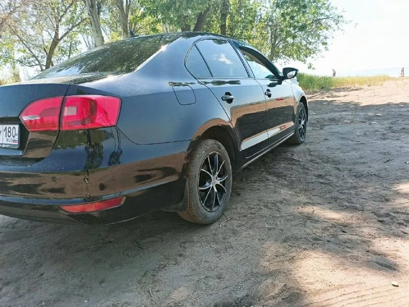 Продается отличный автомобиль volkswagen jetta 2014 год, рестайлинг 6, двигатель 1,6 коробка автомат. пробег 180 т. 1.300не большой торг на месте. в родной краске, все в отличном состоянии, машина ухожена во всем, кожаный салон, кондиционер, оригинал птс, оформлена на 180 регион. продажа срочная. авто в мариуполе обращаться по телефону +79499717706 +79496355191 📞 звоните: +7(949)9717706 - фотография - 5