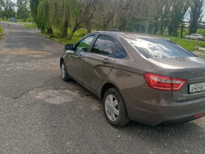 Продам лада веста 2017 год. пробег 145 тыс оригинал. сигнализация с авто запуском. подогрев сидений. кондиционер рабочий ! цена 700 тыс. +79495317806 - фотография - 5