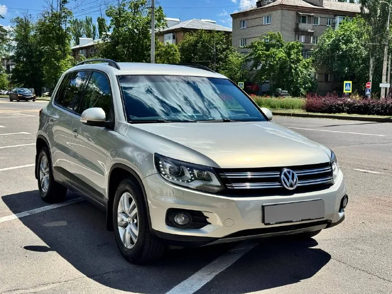 Volkswagen tiguan 4motion 2011 года выпуска, рестайлинг 2.0т бензин, автомат обычный asin состояние идеальное вся обслуженная от а до я делать абсолютно ничего не нужно завел и поехал кузов отличный без ржавчины дтп и тому подобного состояния действительно идеальное пробег 178.000км хорошая комплектация климат рабочий холодит очень хорошо кто хочет хороший семейный автомобиль без дальнейших вложений звоните связь может быть плохая дозванивайтесь торг строго у капота 1.320.000руб. +79493829905 +79198860059 📲 tg: aut⭕️time dnr 📞 звоните: +7(949)3829905 - фотография - 1