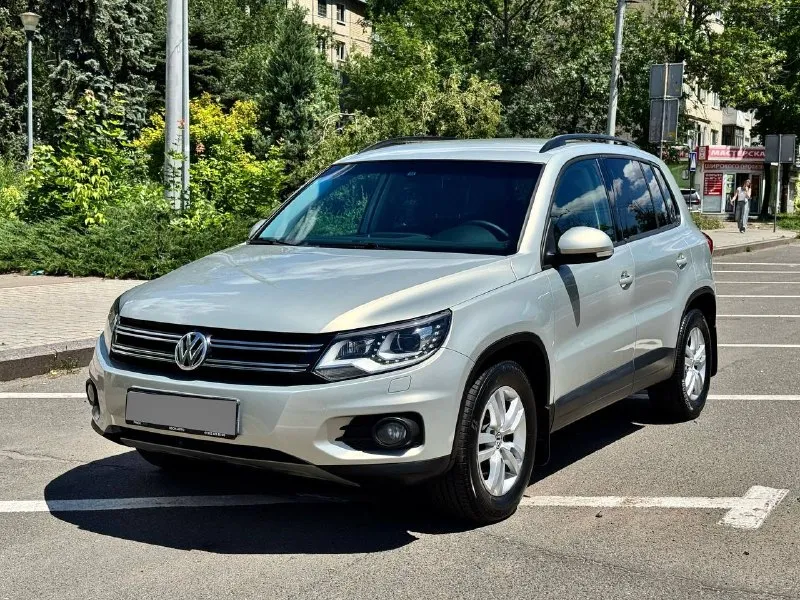 Volkswagen tiguan 4motion 2011 года выпуска, рестайлинг 2.0т бензин, автомат обычный asin состояние идеальное вся обслуженная от а до я делать абсолютно ничего не нужно завел и поехал кузов отличный без ржавчины дтп и тому подобного состояния действительно идеальное пробег 178.000км хорошая комплектация климат рабочий холодит очень хорошо кто хочет хороший семейный автомобиль без дальнейших вложений звоните связь может быть плохая дозванивайтесь торг строго у капота 1.320.000руб. +79493829905 +79198860059 📲 tg: aut⭕️time dnr 📞 звоните: +7(949)3829905 - фотография - 2