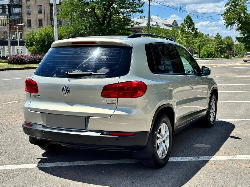 Volkswagen tiguan 4motion 2011 года выпуска, рестайлинг 2.0т бензин, автомат обычный asin состояние идеальное вся обслуженная от а до я делать абсолютно ничего не нужно завел и поехал кузов отличный без ржавчины дтп и тому подобного состояния действительно идеальное пробег 178.000км хорошая комплектация климат рабочий холодит очень хорошо кто хочет хороший семейный автомобиль без дальнейших вложений звоните связь может быть плохая дозванивайтесь торг строго у капота 1.320.000руб. +79493829905 +79198860059 📲 tg: aut⭕️time dnr 📞 звоните: +7(949)3829905 - фотография - 3