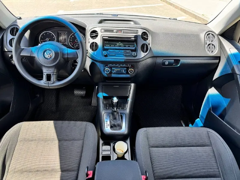 Volkswagen tiguan 4motion 2011 года выпуска, рестайлинг 2.0т бензин, автомат обычный asin состояние идеальное вся обслуженная от а до я делать абсолютно ничего не нужно завел и поехал кузов отличный без ржавчины дтп и тому подобного состояния действительно идеальное пробег 178.000км хорошая комплектация климат рабочий холодит очень хорошо кто хочет хороший семейный автомобиль без дальнейших вложений звоните связь может быть плохая дозванивайтесь торг строго у капота 1.320.000руб. +79493829905 +79198860059 📲 tg: aut⭕️time dnr 📞 звоните: +7(949)3829905 - фотография - 7
