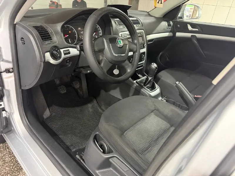 Skoda octavia a5 2011 год 1.6 mpi 102 лс газ-евро 4 169 тыс км пробег не битая не крашеная(за исключением задней арки косметика) без рыжиков! салон чист ухоженный авто сел и поехал техосмотр пройден готова на оформление! кондиционер холодит юридически кристально чистая! срочно все вопросы по телефону звонить в любое время! цена 795 000 тыс руб! +7949-612-37-14 +7949-539-47-16 📞 звоните: +7(949)6123714 - фотография - 5