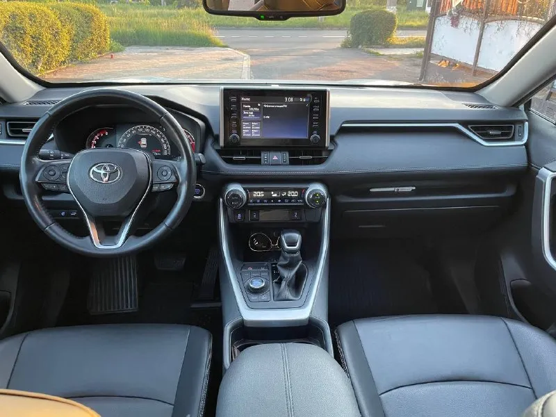 Toyota rav4 - 2021, полный привод, два литра

Автомобиль в идеальнейшем состоянии, без единого подкраска, машина покупалась в официальном дилере тойота, европейка. Пробег 107 тысяч км. Теперь самое интересное, это комплектация автомобиля, она самая полная, кожаные сиденье, электропривода сидений, слепые зоны, цифровая приборка, беспроводная зарядка и много чего еще, перечислять очень долго, для комфортабельности есть абсолютно все. Автомобиль местный, южный.
Для более детальной информации звоните по номеру телефону +79495180296 или обмен цена 3🍋250 - фотография - 5