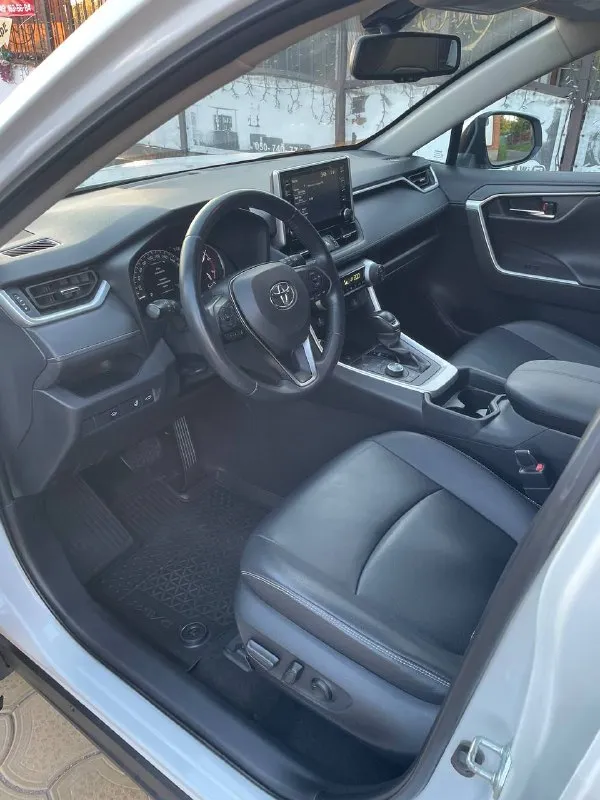 Toyota rav4 - 2021, полный привод, два литра

Автомобиль в идеальнейшем состоянии, без единого подкраска, машина покупалась в официальном дилере тойота, европейка. Пробег 107 тысяч км. Теперь самое интересное, это комплектация автомобиля, она самая полная, кожаные сиденье, электропривода сидений, слепые зоны, цифровая приборка, беспроводная зарядка и много чего еще, перечислять очень долго, для комфортабельности есть абсолютно все. Автомобиль местный, южный.
Для более детальной информации звоните по номеру телефону +79495180296 или обмен цена 3🍋250 - фотография - 6