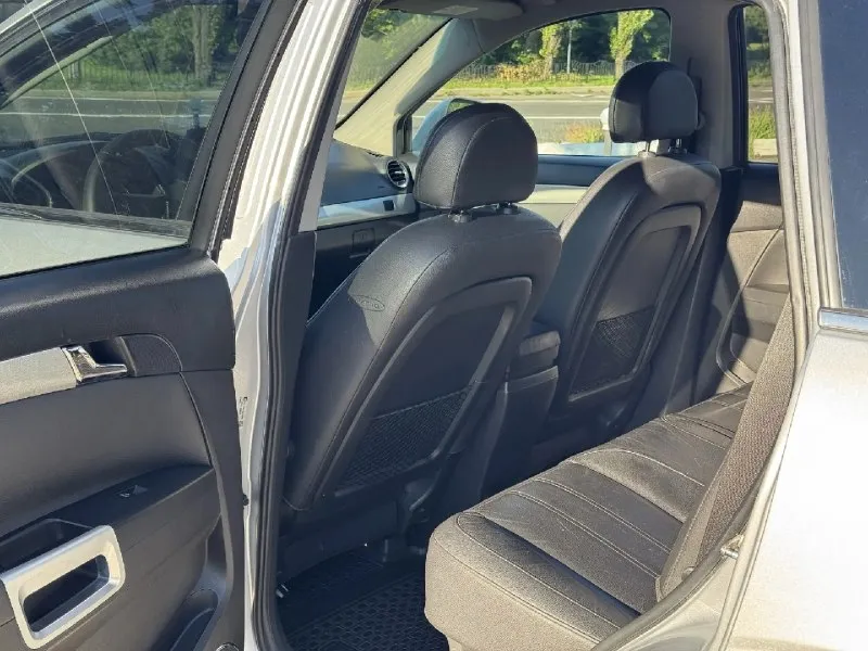 Opel antara год выпуска 2012 двигатель 3.0 v6 атмосфера коробка автомат классик полный привод комплектация: кожа, климат, подогрев сидений, круиз контроль, датчик дождя, датчик света, андроид с блютусом пробег 197 000 км проведено то: замена масла двс, замена масла акпп, замена топливного модуля цена 950 000 руб телефон +79493330237 - фотография - 7