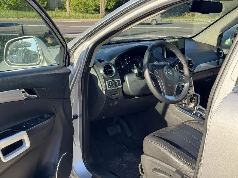 Opel antara год выпуска 2012 двигатель 3.0 v6 атмосфера коробка автомат классик полный привод комплектация: кожа, климат, подогрев сидений, круиз контроль, датчик дождя, датчик света, андроид с блютусом пробег 197 000 км проведено то: замена масла двс, замена масла акпп, замена топливного модуля цена 950 000 руб телефон +79493330237 - фотография - 8