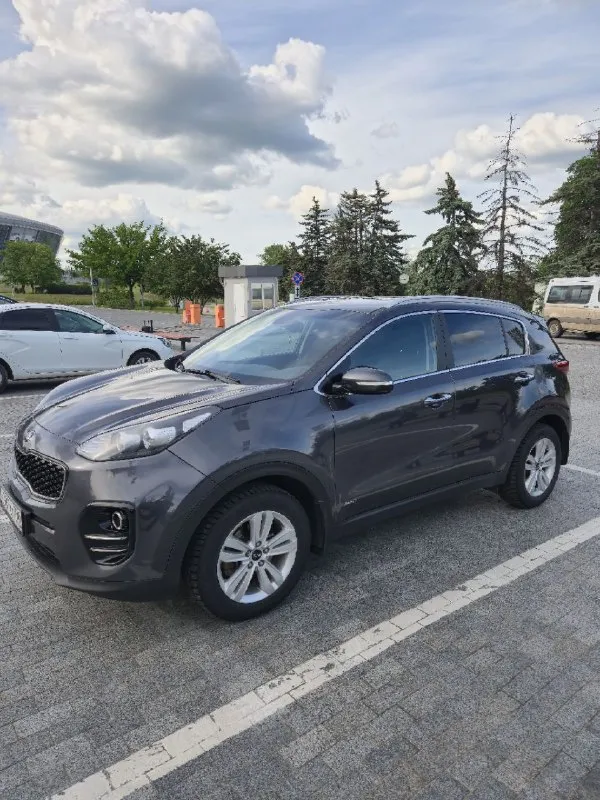 Срочно, срочно!!!⚡️⚡️⚡️⚡️в продаже киа спортейдж. машина абсолютно без вложений. ⚡️2017 год ⚡️2 собственника ⚡️двигатель 2 л ⚡️коробка автомат ⚡️полный привод ⚡️хорошая автотека хорошая комплектация: - климат - круиз - обогрев всех сидений - car plai - датчик света и дождя - камера заднего вида - парктроники - мульти руль - помощь при спуски - датчик давления шин машина в идеальном состоянии. двигатель работает идеально. коробка обычный автомат работает прекрасно. кузов без сколов и царапин. стекла все родные. масла и фильтра заменены. без вложений от слова совсем! диагностическая карта есть!!! два комплекта резины. два ключа. сервисная книжка. цена 1 600 000 тел +79495058416 - фотография - 1