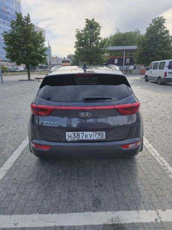 Срочно, срочно!!!⚡️⚡️⚡️⚡️в продаже киа спортейдж. машина абсолютно без вложений. ⚡️2017 год ⚡️2 собственника ⚡️двигатель 2 л ⚡️коробка автомат ⚡️полный привод ⚡️хорошая автотека хорошая комплектация: - климат - круиз - обогрев всех сидений - car plai - датчик света и дождя - камера заднего вида - парктроники - мульти руль - помощь при спуски - датчик давления шин машина в идеальном состоянии. двигатель работает идеально. коробка обычный автомат работает прекрасно. кузов без сколов и царапин. стекла все родные. масла и фильтра заменены. без вложений от слова совсем! диагностическая карта есть!!! два комплекта резины. два ключа. сервисная книжка. цена 1 600 000 тел +79495058416 - фотография - 10