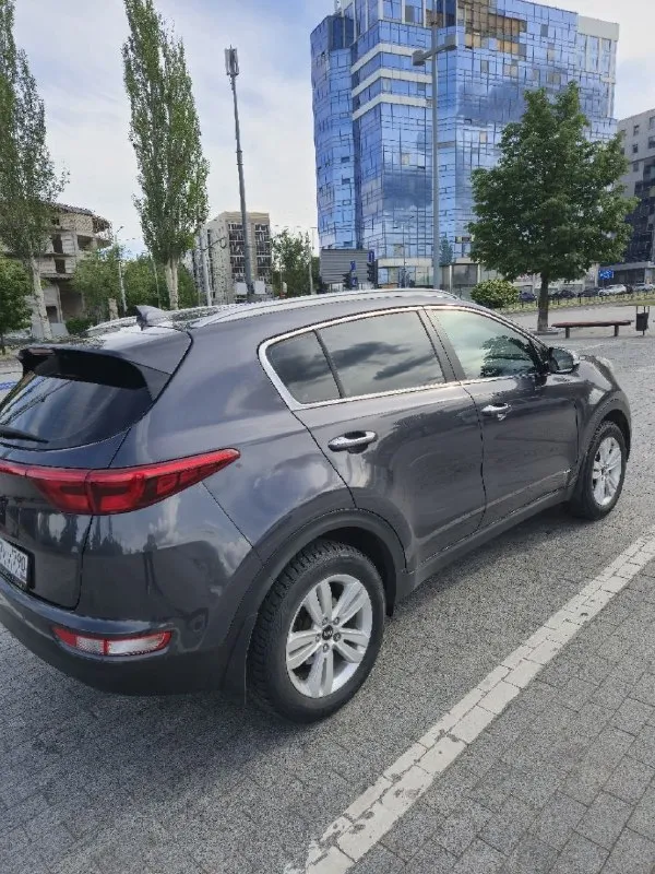 Срочно, срочно!!!⚡️⚡️⚡️⚡️в продаже киа спортейдж. машина абсолютно без вложений. ⚡️2017 год ⚡️2 собственника ⚡️двигатель 2 л ⚡️коробка автомат ⚡️полный привод ⚡️хорошая автотека хорошая комплектация: - климат - круиз - обогрев всех сидений - car plai - датчик света и дождя - камера заднего вида - парктроники - мульти руль - помощь при спуски - датчик давления шин машина в идеальном состоянии. двигатель работает идеально. коробка обычный автомат работает прекрасно. кузов без сколов и царапин. стекла все родные. масла и фильтра заменены. без вложений от слова совсем! диагностическая карта есть!!! два комплекта резины. два ключа. сервисная книжка. цена 1 600 000 тел +79495058416 - фотография - 3
