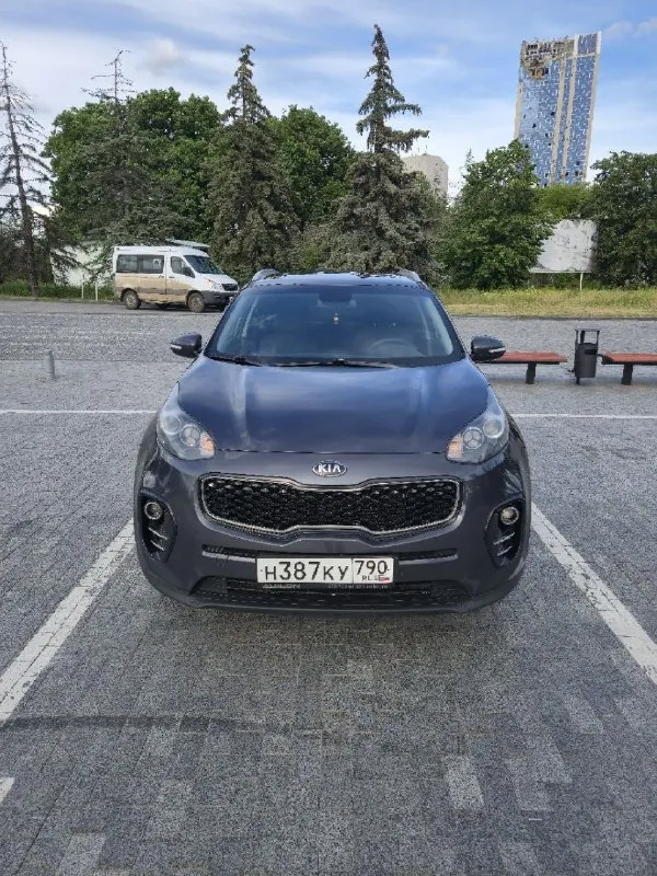 Срочно, срочно!!!⚡️⚡️⚡️⚡️в продаже киа спортейдж. машина абсолютно без вложений. ⚡️2017 год ⚡️2 собственника ⚡️двигатель 2 л ⚡️коробка автомат ⚡️полный привод ⚡️хорошая автотека хорошая комплектация: - климат - круиз - обогрев всех сидений - car plai - датчик света и дождя - камера заднего вида - парктроники - мульти руль - помощь при спуски - датчик давления шин машина в идеальном состоянии. двигатель работает идеально. коробка обычный автомат работает прекрасно. кузов без сколов и царапин. стекла все родные. масла и фильтра заменены. без вложений от слова совсем! диагностическая карта есть!!! два комплекта резины. два ключа. сервисная книжка. цена 1 600 000 тел +79495058416 - фотография - 9
