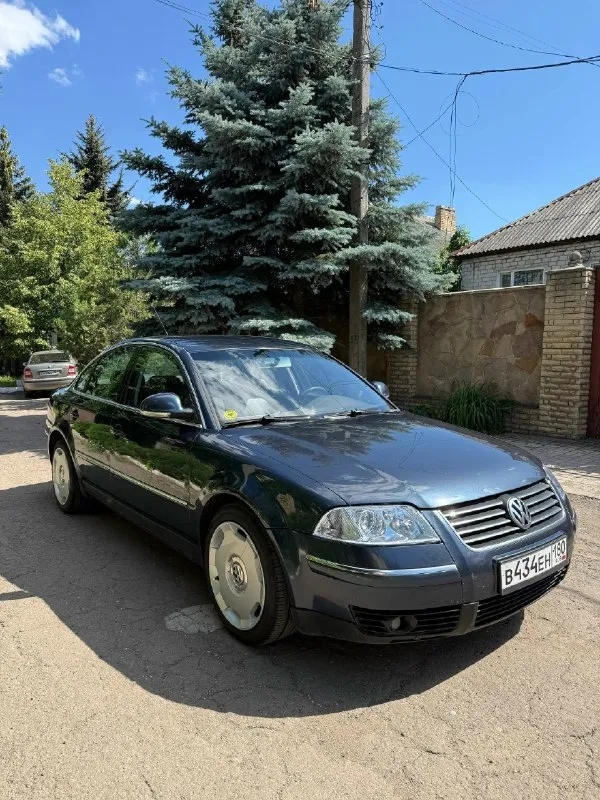 Продам свой личный volkswagen пассат 2004г. в. , я собственник, зарегистрирован на меня пробег 260 тыс. км. про автомобиль могу рассказывать много и долго. хорошая комплектация, руль 3 спицы, подогрев сидений, климат, зеркала с поворотником, последний год выпуска кузова б5.5 мотор обслужен, менял сальники клапанов, холодные свечи, красные катушки нжк, новый поддон, новые трубки на маслонасосе, жидкости все заменены, радиаторы вымыты, дикости все новые. замена масла раз в 5 т. к. расхода масла нет! подвеска новые перед рычаги все, новая евро-подвеска пружины+стойки, ничего не стучит и не гремит, жирный стаб с w8 b5, машина заходит в повороты уверенно кузов оцинкованный, коррозии нет, было пару косметических окрасов, ничего критичного, безопасность целая, проемы все целые. кузов в керамике. стоят дорогие 17 кованные диски с audi а8 д2, без них будет хороший торг. цена 680 тыс. зеркальный номер в подарок. звоните, пишите, торг минимальный +79493795437 макеевка 📞 звоните: +7(949)3795437 - фотография - 4