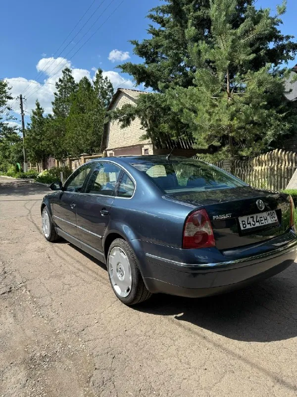 Продам свой личный volkswagen пассат 2004г. в. , я собственник, зарегистрирован на меня пробег 260 тыс. км. про автомобиль могу рассказывать много и долго. хорошая комплектация, руль 3 спицы, подогрев сидений, климат, зеркала с поворотником, последний год выпуска кузова б5.5 мотор обслужен, менял сальники клапанов, холодные свечи, красные катушки нжк, новый поддон, новые трубки на маслонасосе, жидкости все заменены, радиаторы вымыты, дикости все новые. замена масла раз в 5 т. к. расхода масла нет! подвеска новые перед рычаги все, новая евро-подвеска пружины+стойки, ничего не стучит и не гремит, жирный стаб с w8 b5, машина заходит в повороты уверенно кузов оцинкованный, коррозии нет, было пару косметических окрасов, ничего критичного, безопасность целая, проемы все целые. кузов в керамике. стоят дорогие 17 кованные диски с audi а8 д2, без них будет хороший торг. цена 680 тыс. зеркальный номер в подарок. звоните, пишите, торг минимальный +79493795437 макеевка 📞 звоните: +7(949)3795437 - фотография - 6
