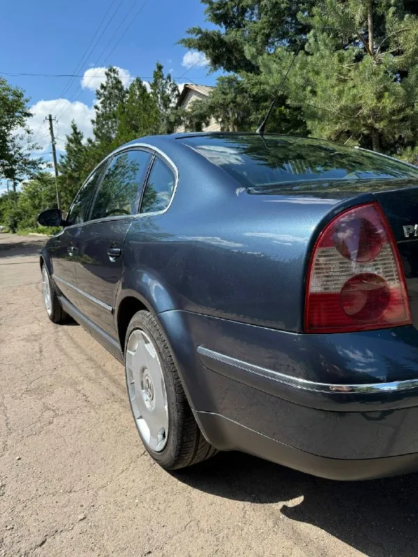 Продам свой личный volkswagen пассат 2004г. в. , я собственник, зарегистрирован на меня пробег 260 тыс. км. про автомобиль могу рассказывать много и долго. хорошая комплектация, руль 3 спицы, подогрев сидений, климат, зеркала с поворотником, последний год выпуска кузова б5.5 мотор обслужен, менял сальники клапанов, холодные свечи, красные катушки нжк, новый поддон, новые трубки на маслонасосе, жидкости все заменены, радиаторы вымыты, дикости все новые. замена масла раз в 5 т. к. расхода масла нет! подвеска новые перед рычаги все, новая евро-подвеска пружины+стойки, ничего не стучит и не гремит, жирный стаб с w8 b5, машина заходит в повороты уверенно кузов оцинкованный, коррозии нет, было пару косметических окрасов, ничего критичного, безопасность целая, проемы все целые. кузов в керамике. стоят дорогие 17 кованные диски с audi а8 д2, без них будет хороший торг. цена 680 тыс. зеркальный номер в подарок. звоните, пишите, торг минимальный +79493795437 макеевка 📞 звоните: +7(949)3795437 - фотография - 7