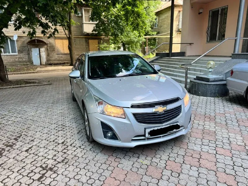 Продам chevrolet cruze 2013 1.8 двигатель работает ровно не троит масло не кушает коробка переключает плавно без пинков без рывков кузов в хорошем состоянии ходовая часть без посторонних звуков цена 720 торг +79494548896 - фотография - 1