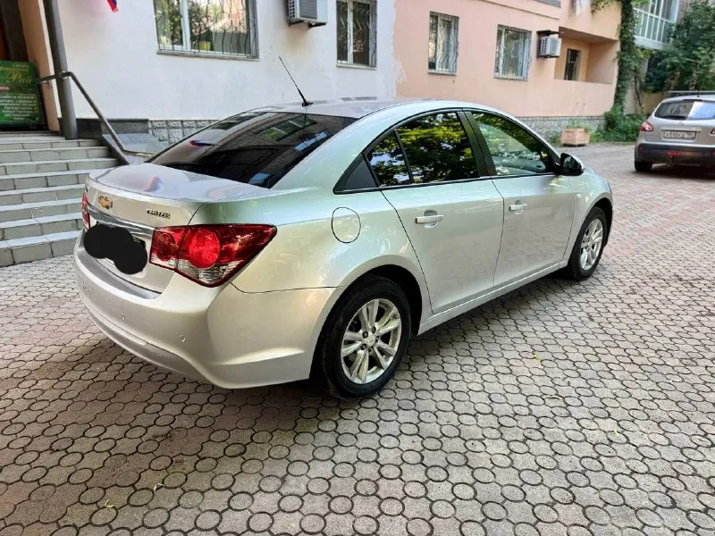 Продам chevrolet cruze 2013 1.8 двигатель работает ровно не троит масло не кушает коробка переключает плавно без пинков без рывков кузов в хорошем состоянии ходовая часть без посторонних звуков цена 720 торг +79494548896 - фотография - 3