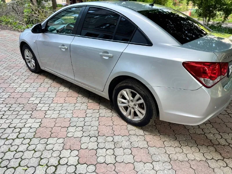 Продам chevrolet cruze 2013 1.8 двигатель работает ровно не троит масло не кушает коробка переключает плавно без пинков без рывков кузов в хорошем состоянии ходовая часть без посторонних звуков цена 720 торг +79494548896 - фотография - 4