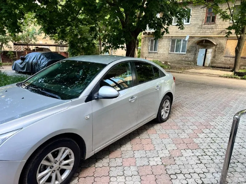 Продам chevrolet cruze 2013 1.8 двигатель работает ровно не троит масло не кушает коробка переключает плавно без пинков без рывков кузов в хорошем состоянии ходовая часть без посторонних звуков цена 720 торг +79494548896 - фотография - 8