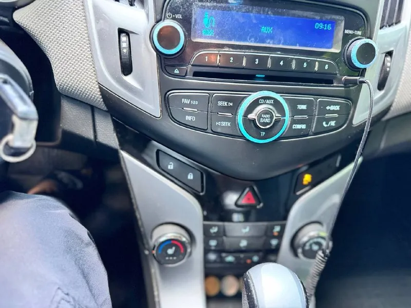 Продам chevrolet cruze 2013 1.8 двигатель работает ровно не троит масло не кушает коробка переключает плавно без пинков без рывков кузов в хорошем состоянии ходовая часть без посторонних звуков цена 720 торг +79494548896 - фотография - 9