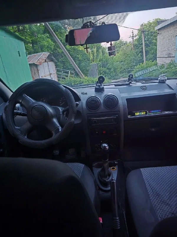 Dacia logan инжекторная 2008г. 1.4. пробег родной: 227000 личный авто. абсолютно зелёная автотека. 2 владельца. оба владельца - девушки, езда аккуратная. обслуживалась всегда во время, машина в хорошем состоянии, сел - поехал. в дтп не участвовала, в такси так же никогда не была. передние электростеклоподъемники. стоит хорошая аудиосистема. есть нюансы по порогам, кузов оцинкованный. установлена система izofix. стоят лед. лампы в фарах. печка работает отлично. 2 ключа. центральный замок. 5-ти ступка. документы в полном порядке, любое переоформление цена: 375.000. торг +79493361258 осмотр донецк. 📞 звоните: +7(949)3361258 - фотография - 6