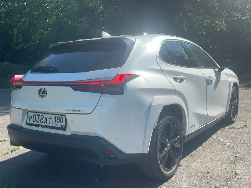 ▎общие характеристики: • модель: lexus ux 250h • год выпуска: 2021 • тип кузова: кроссовер • цвет: белый жемчуг- перломутр ▎двигатель и производительность: • тип двигателя: гибридный (бензиновый + электрический) • объем двигателя: 2.0 литра (4-цилиндровый) • мощность: 178 л. с. (131 квт) • крутящий момент: около 192 нм • трансмиссия: электическая вариаторная трансмиссия (ecvt) • привод: полный привод ▎размеры и вес: • длина: около 4495 мм • ширина: около 1840 мм • высота: около 1540 мм • колесная база: 2640 мм • снаряженная масса: примерно 1600-1700 кг (в зависимости от комплектации) ▎топливная эффективность: • расход топлива в городе: около 5.5 - 6.0 л/100 км • расход топлива на шоссе: около 5.0 - 5.5 л/100 км • смешанный расход топлива: около 5.3 - 5.8 л/100 км • объем топливного бака: 43 литра ▎характеристики интерьера и комфорта: • количество мест: 5 • климат-контроль: двухзонный • мультимедиа система: lexus multimedia с поддержкой apple carplay и android auto • ауди 📞 звоните: +7(949)3415172 - фотография - 3