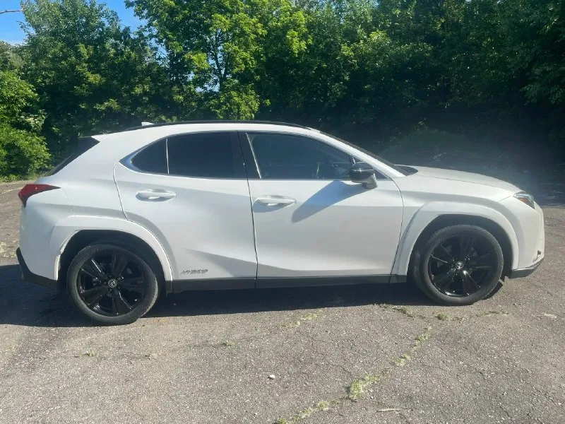 ▎общие характеристики: • модель: lexus ux 250h • год выпуска: 2021 • тип кузова: кроссовер • цвет: белый жемчуг- перломутр ▎двигатель и производительность: • тип двигателя: гибридный (бензиновый + электрический) • объем двигателя: 2.0 литра (4-цилиндровый) • мощность: 178 л. с. (131 квт) • крутящий момент: около 192 нм • трансмиссия: электическая вариаторная трансмиссия (ecvt) • привод: полный привод ▎размеры и вес: • длина: около 4495 мм • ширина: около 1840 мм • высота: около 1540 мм • колесная база: 2640 мм • снаряженная масса: примерно 1600-1700 кг (в зависимости от комплектации) ▎топливная эффективность: • расход топлива в городе: около 5.5 - 6.0 л/100 км • расход топлива на шоссе: около 5.0 - 5.5 л/100 км • смешанный расход топлива: около 5.3 - 5.8 л/100 км • объем топливного бака: 43 литра ▎характеристики интерьера и комфорта: • количество мест: 5 • климат-контроль: двухзонный • мультимедиа система: lexus multimedia с поддержкой apple carplay и android auto • ауди 📞 звоните: +7(949)3415172 - фотография - 4