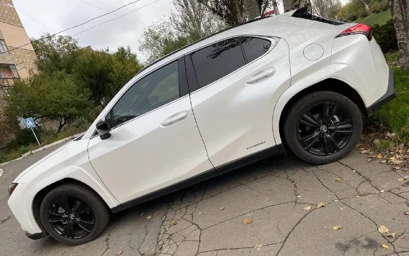 ▎общие характеристики: • модель: lexus ux 250h • год выпуска: 2021 • тип кузова: кроссовер • цвет: белый жемчуг- перломутр ▎двигатель и производительность: • тип двигателя: гибридный (бензиновый + электрический) • объем двигателя: 2.0 литра (4-цилиндровый) • мощность: 178 л. с. (131 квт) • крутящий момент: около 192 нм • трансмиссия: электическая вариаторная трансмиссия (ecvt) • привод: полный привод ▎размеры и вес: • длина: около 4495 мм • ширина: около 1840 мм • высота: около 1540 мм • колесная база: 2640 мм • снаряженная масса: примерно 1600-1700 кг (в зависимости от комплектации) ▎топливная эффективность: • расход топлива в городе: около 5.5 - 6.0 л/100 км • расход топлива на шоссе: около 5.0 - 5.5 л/100 км • смешанный расход топлива: около 5.3 - 5.8 л/100 км • объем топливного бака: 43 литра ▎характеристики интерьера и комфорта: • количество мест: 5 • климат-контроль: двухзонный • мультимедиа система: lexus multimedia с поддержкой apple carplay и android auto • ауди 📞 звоните: +7(949)3415172 - фотография - 5