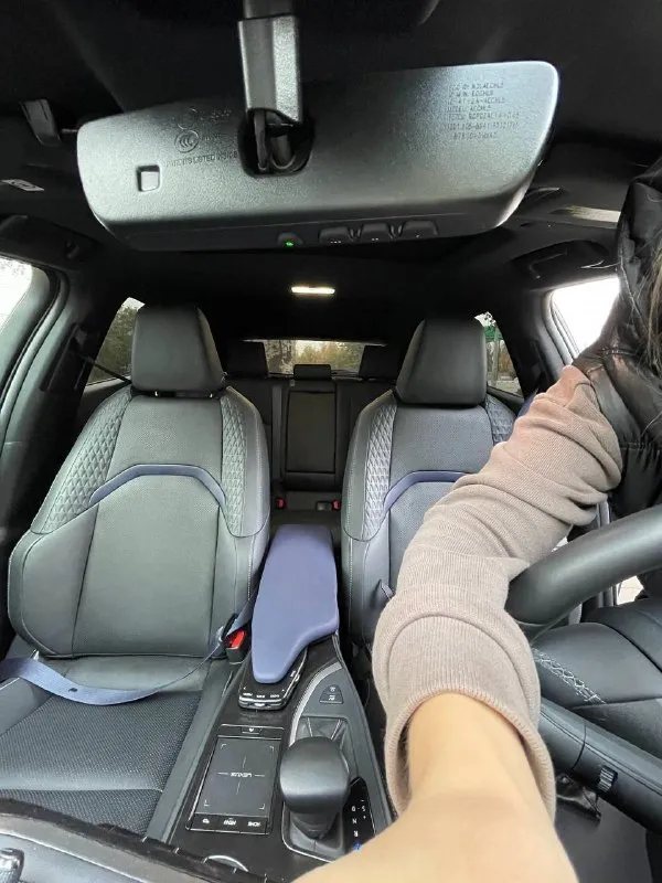 ▎общие характеристики: • модель: lexus ux 250h • год выпуска: 2021 • тип кузова: кроссовер • цвет: белый жемчуг- перломутр ▎двигатель и производительность: • тип двигателя: гибридный (бензиновый + электрический) • объем двигателя: 2.0 литра (4-цилиндровый) • мощность: 178 л. с. (131 квт) • крутящий момент: около 192 нм • трансмиссия: электическая вариаторная трансмиссия (ecvt) • привод: полный привод ▎размеры и вес: • длина: около 4495 мм • ширина: около 1840 мм • высота: около 1540 мм • колесная база: 2640 мм • снаряженная масса: примерно 1600-1700 кг (в зависимости от комплектации) ▎топливная эффективность: • расход топлива в городе: около 5.5 - 6.0 л/100 км • расход топлива на шоссе: около 5.0 - 5.5 л/100 км • смешанный расход топлива: около 5.3 - 5.8 л/100 км • объем топливного бака: 43 литра ▎характеристики интерьера и комфорта: • количество мест: 5 • климат-контроль: двухзонный • мультимедиа система: lexus multimedia с поддержкой apple carplay и android auto • ауди 📞 звоните: +7(949)3415172 - фотография - 6