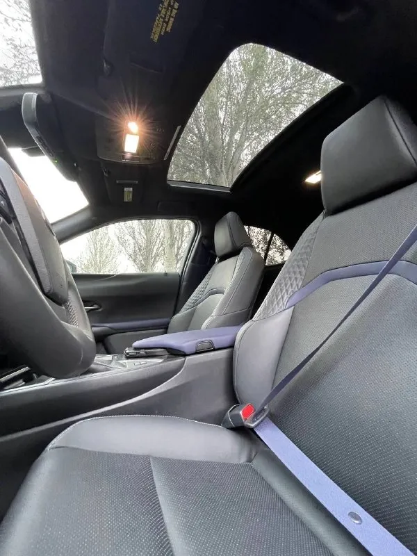 ▎общие характеристики: • модель: lexus ux 250h • год выпуска: 2021 • тип кузова: кроссовер • цвет: белый жемчуг- перломутр ▎двигатель и производительность: • тип двигателя: гибридный (бензиновый + электрический) • объем двигателя: 2.0 литра (4-цилиндровый) • мощность: 178 л. с. (131 квт) • крутящий момент: около 192 нм • трансмиссия: электическая вариаторная трансмиссия (ecvt) • привод: полный привод ▎размеры и вес: • длина: около 4495 мм • ширина: около 1840 мм • высота: около 1540 мм • колесная база: 2640 мм • снаряженная масса: примерно 1600-1700 кг (в зависимости от комплектации) ▎топливная эффективность: • расход топлива в городе: около 5.5 - 6.0 л/100 км • расход топлива на шоссе: около 5.0 - 5.5 л/100 км • смешанный расход топлива: около 5.3 - 5.8 л/100 км • объем топливного бака: 43 литра ▎характеристики интерьера и комфорта: • количество мест: 5 • климат-контроль: двухзонный • мультимедиа система: lexus multimedia с поддержкой apple carplay и android auto • ауди 📞 звоните: +7(949)3415172 - фотография - 7