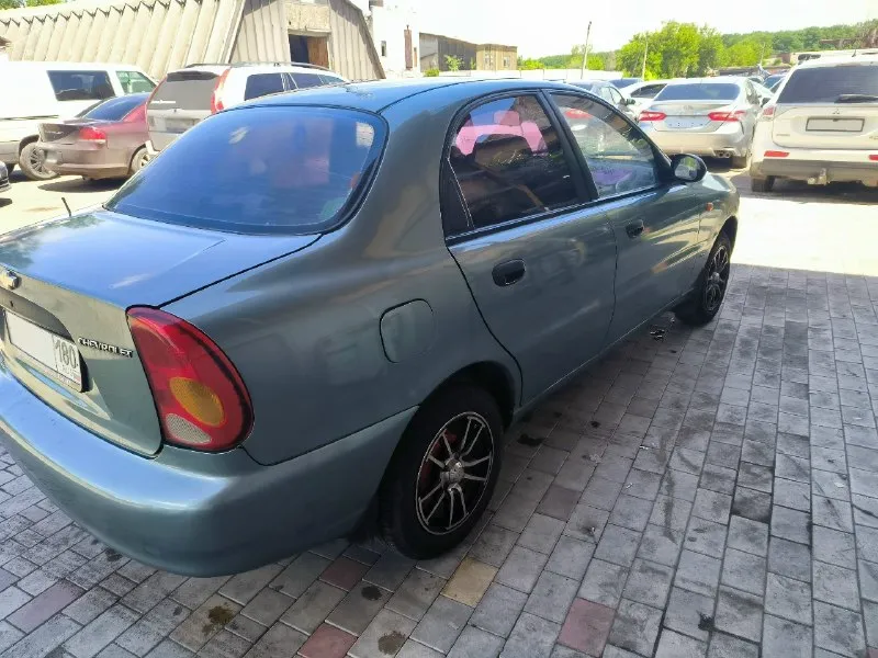 Продам chevrolet ланос (техосмотр пройден) я владелец 2006г. мотор 1.5 не дымит не троит мкпп не выбивает не гудит на полном ходу из недавнего (новые стойки передние, бензонасос, троса ручника) обрабатывалась в прошлом году (дно, арки и двери) по комплектации: гур, кондиционер (рабочий) 2 эл подъемника резина лето на красивых дисках в хорошем состоянии свежий акб стекла целые eva коврики учёт 180 переоформление без проблем документы все на руках иллюзий не стройте машине 20 лет продажа в связи с приобретением машины выше класса машина в донецке (пролетарский район) цена 300 торг у капота +79493759894 📞 звоните: +7(949)3759894 - фотография - 3