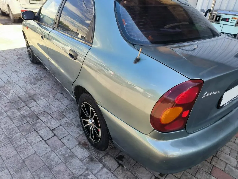 Продам chevrolet ланос (техосмотр пройден) я владелец 2006г. мотор 1.5 не дымит не троит мкпп не выбивает не гудит на полном ходу из недавнего (новые стойки передние, бензонасос, троса ручника) обрабатывалась в прошлом году (дно, арки и двери) по комплектации: гур, кондиционер (рабочий) 2 эл подъемника резина лето на красивых дисках в хорошем состоянии свежий акб стекла целые eva коврики учёт 180 переоформление без проблем документы все на руках иллюзий не стройте машине 20 лет продажа в связи с приобретением машины выше класса машина в донецке (пролетарский район) цена 300 торг у капота +79493759894 📞 звоните: +7(949)3759894 - фотография - 4