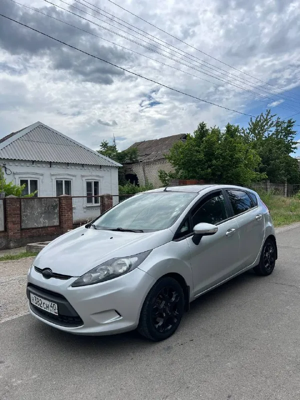 Продам ford fiesta mk6 год: 2008 родной пробег: 155тыс двигатель 1.4 бензин 100лс работает тихо и ровно, расхода масла нет. по ходовой части много нового, делать ничего не нужно, кузов в отличном состоянии без рыжиков и гнили, днище, пороги целые! просторный салон, чистый и опрятный комплектация: кондиционер❄️, эл. регулировка зеркал, задние парктроники, мульти руль, эл. регулировка фар, центральный замок. свежая летняя резина, в хорошем состоянии, 2 ключа, литые диски. документы чистые без штрафов и запретов автомобиль вложений не требует! торг есть цена: 635000 📍мариуполь 📞+79496463727 - фотография - 1