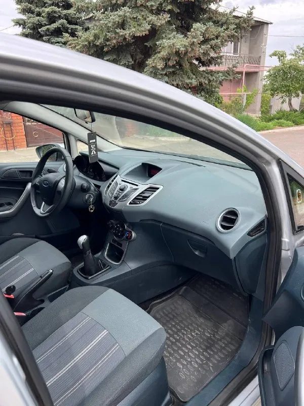 Продам ford fiesta mk6 год: 2008 родной пробег: 155тыс двигатель 1.4 бензин 100лс работает тихо и ровно, расхода масла нет. по ходовой части много нового, делать ничего не нужно, кузов в отличном состоянии без рыжиков и гнили, днище, пороги целые! просторный салон, чистый и опрятный комплектация: кондиционер❄️, эл. регулировка зеркал, задние парктроники, мульти руль, эл. регулировка фар, центральный замок. свежая летняя резина, в хорошем состоянии, 2 ключа, литые диски. документы чистые без штрафов и запретов автомобиль вложений не требует! торг есть цена: 635000 📍мариуполь 📞+79496463727 - фотография - 10