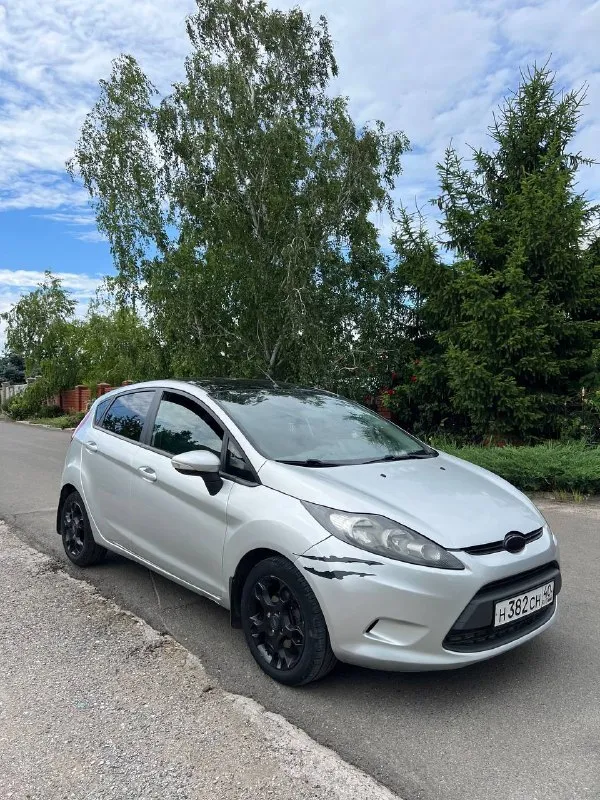Продам ford fiesta mk6 год: 2008 родной пробег: 155тыс двигатель 1.4 бензин 100лс работает тихо и ровно, расхода масла нет. по ходовой части много нового, делать ничего не нужно, кузов в отличном состоянии без рыжиков и гнили, днище, пороги целые! просторный салон, чистый и опрятный комплектация: кондиционер❄️, эл. регулировка зеркал, задние парктроники, мульти руль, эл. регулировка фар, центральный замок. свежая летняя резина, в хорошем состоянии, 2 ключа, литые диски. документы чистые без штрафов и запретов автомобиль вложений не требует! торг есть цена: 635000 📍мариуполь 📞+79496463727 - фотография - 2