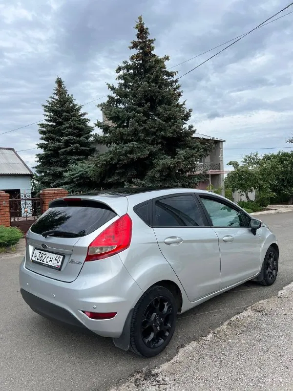 Продам ford fiesta mk6 год: 2008 родной пробег: 155тыс двигатель 1.4 бензин 100лс работает тихо и ровно, расхода масла нет. по ходовой части много нового, делать ничего не нужно, кузов в отличном состоянии без рыжиков и гнили, днище, пороги целые! просторный салон, чистый и опрятный комплектация: кондиционер❄️, эл. регулировка зеркал, задние парктроники, мульти руль, эл. регулировка фар, центральный замок. свежая летняя резина, в хорошем состоянии, 2 ключа, литые диски. документы чистые без штрафов и запретов автомобиль вложений не требует! торг есть цена: 635000 📍мариуполь 📞+79496463727 - фотография - 4