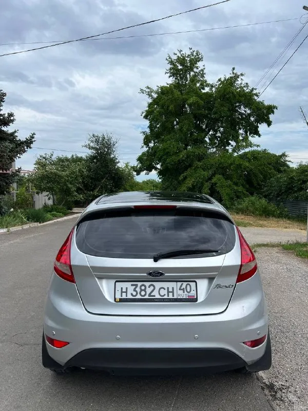 Продам ford fiesta mk6 год: 2008 родной пробег: 155тыс двигатель 1.4 бензин 100лс работает тихо и ровно, расхода масла нет. по ходовой части много нового, делать ничего не нужно, кузов в отличном состоянии без рыжиков и гнили, днище, пороги целые! просторный салон, чистый и опрятный комплектация: кондиционер❄️, эл. регулировка зеркал, задние парктроники, мульти руль, эл. регулировка фар, центральный замок. свежая летняя резина, в хорошем состоянии, 2 ключа, литые диски. документы чистые без штрафов и запретов автомобиль вложений не требует! торг есть цена: 635000 📍мариуполь 📞+79496463727 - фотография - 5